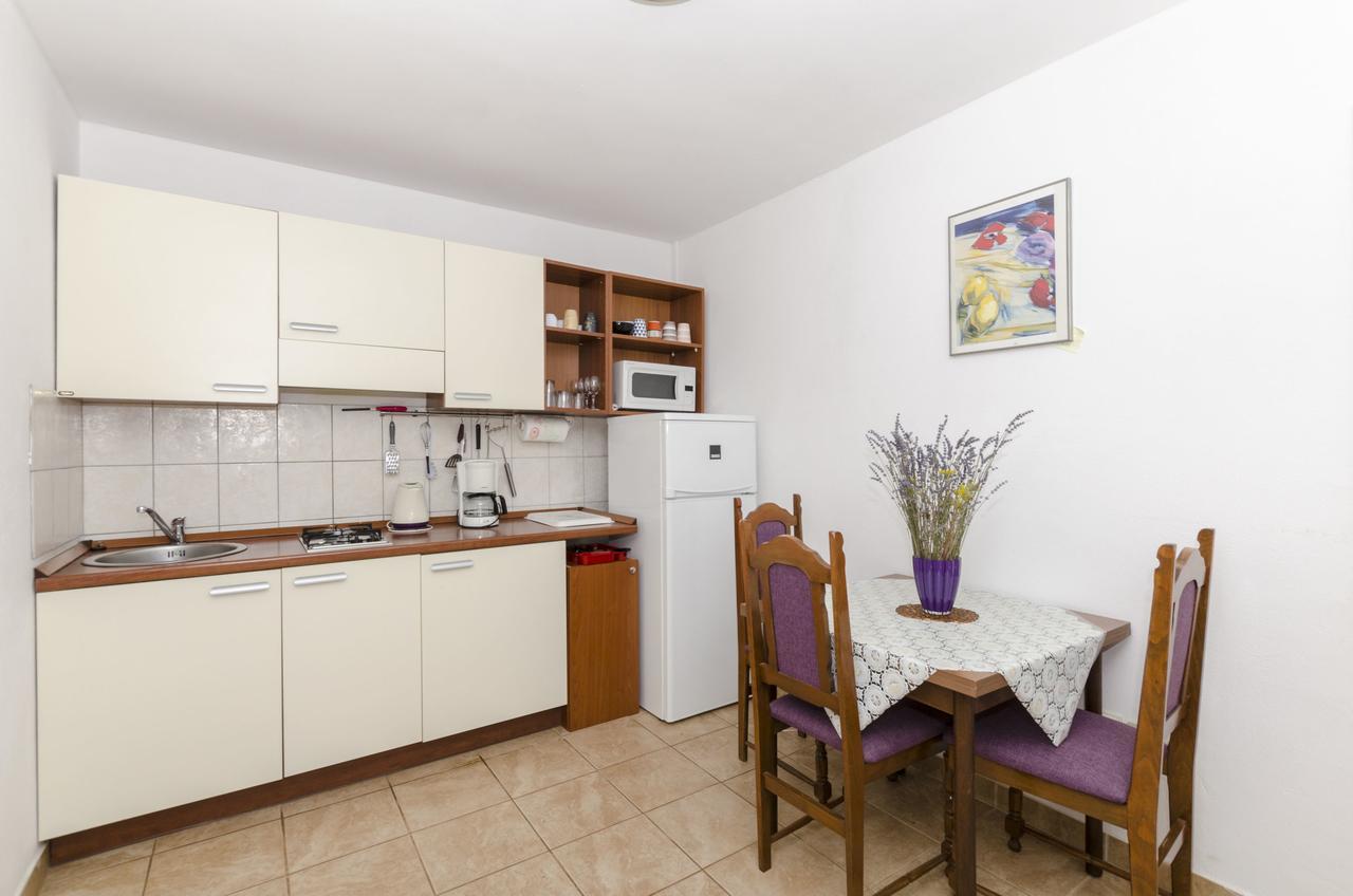 Apartments Dinko Gdinj エクステリア 写真