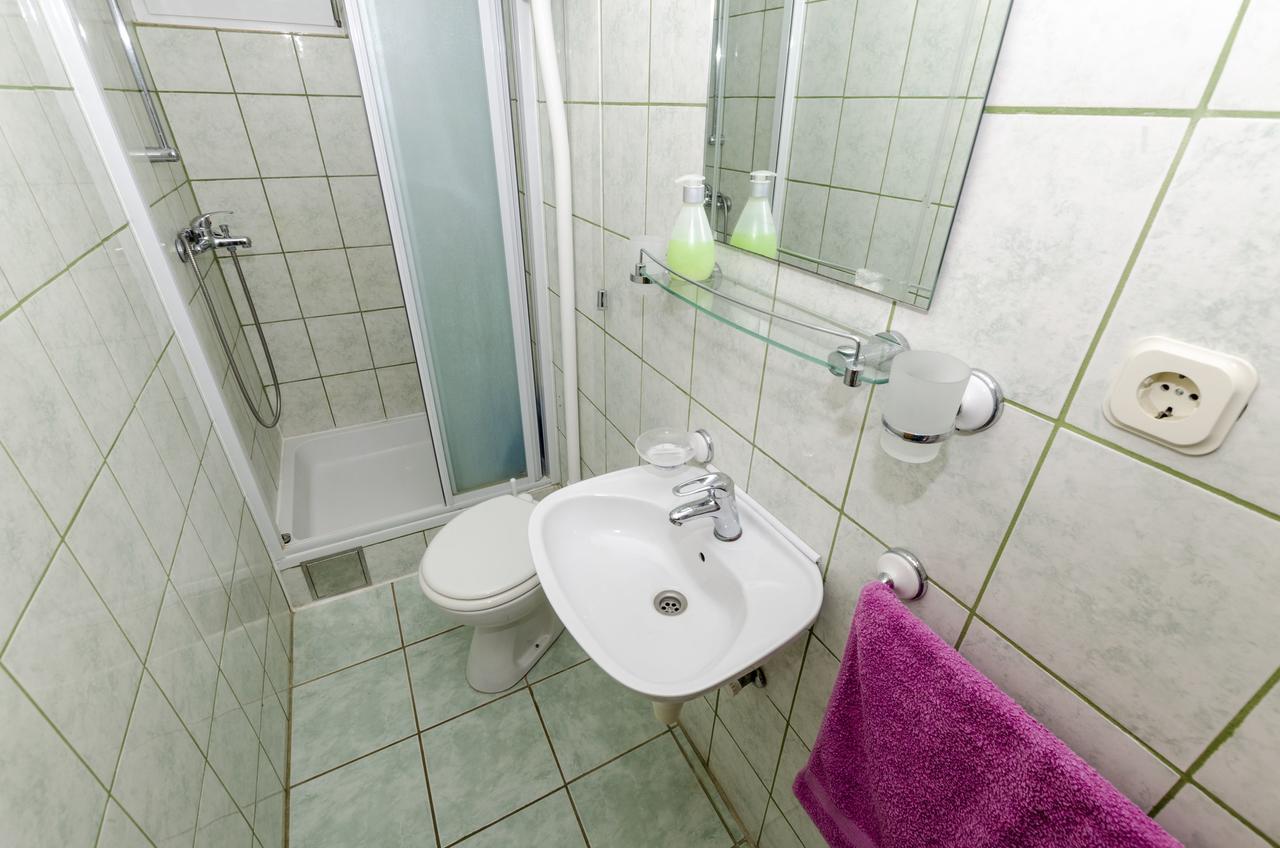 Apartments Dinko Gdinj エクステリア 写真