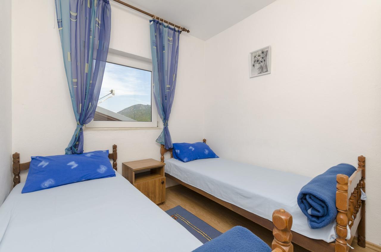 Apartments Dinko Gdinj エクステリア 写真