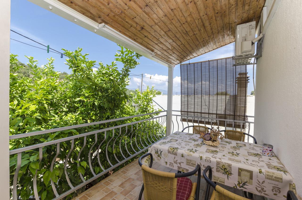 Apartments Dinko Gdinj エクステリア 写真