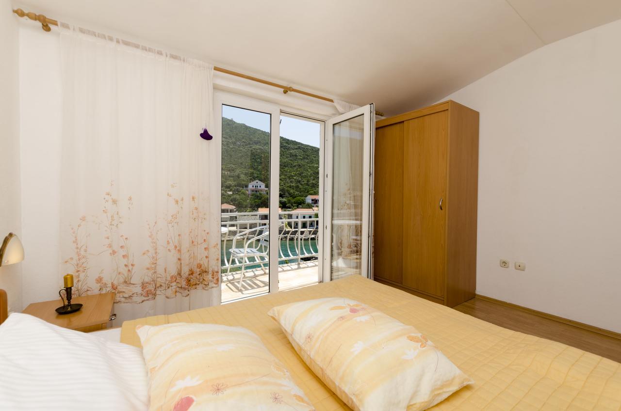 Apartments Dinko Gdinj エクステリア 写真